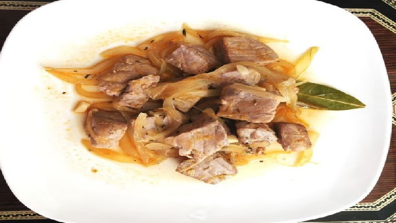 Atún encebollado